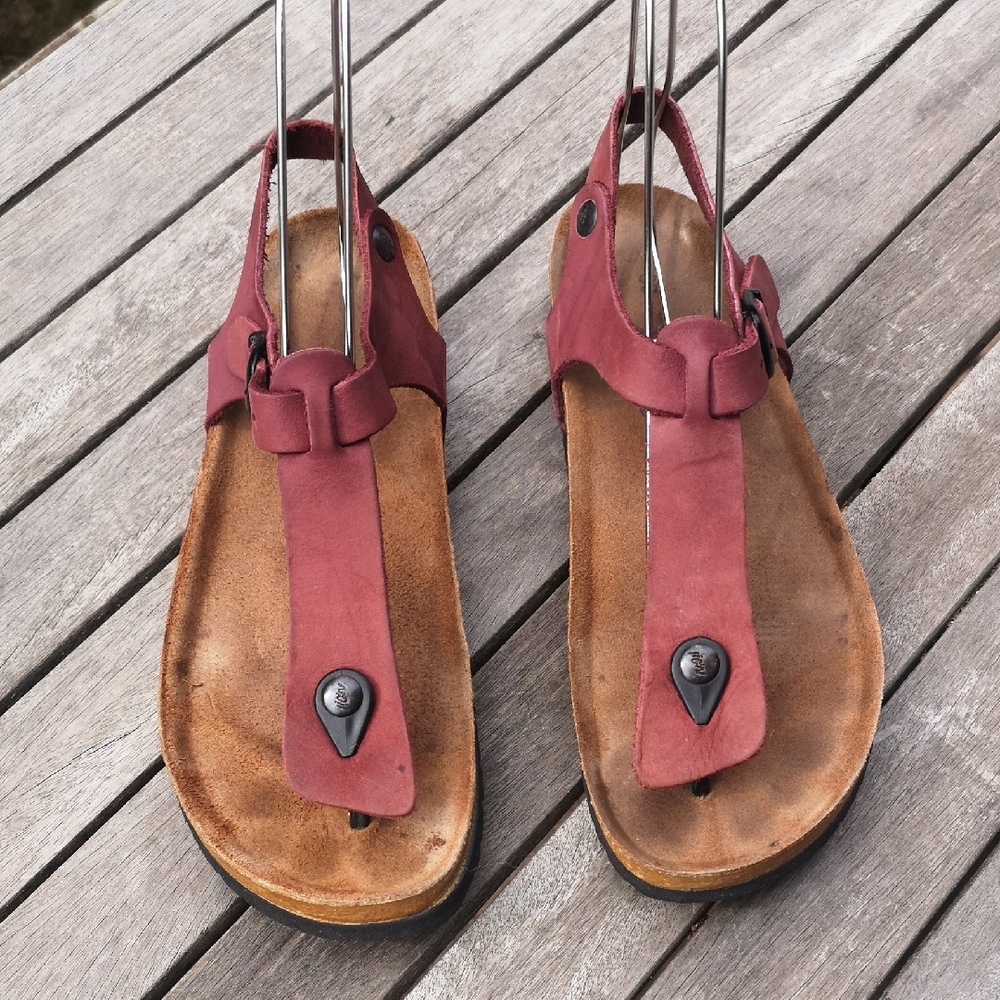 Leather thong sandals